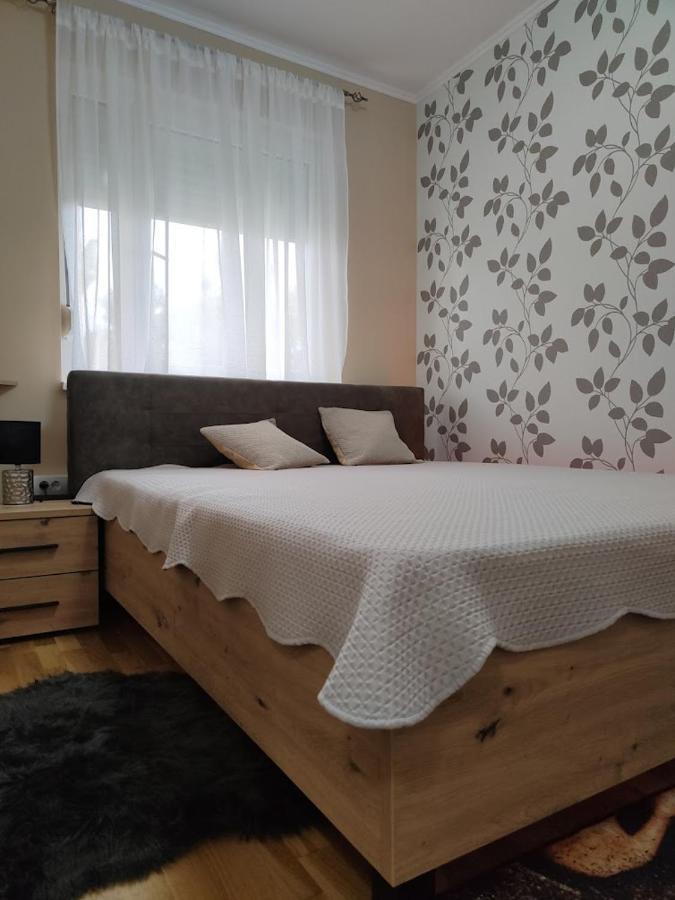 Apartman Espresso Sa Parkingom Sremska Mitrovica Exteriör bild