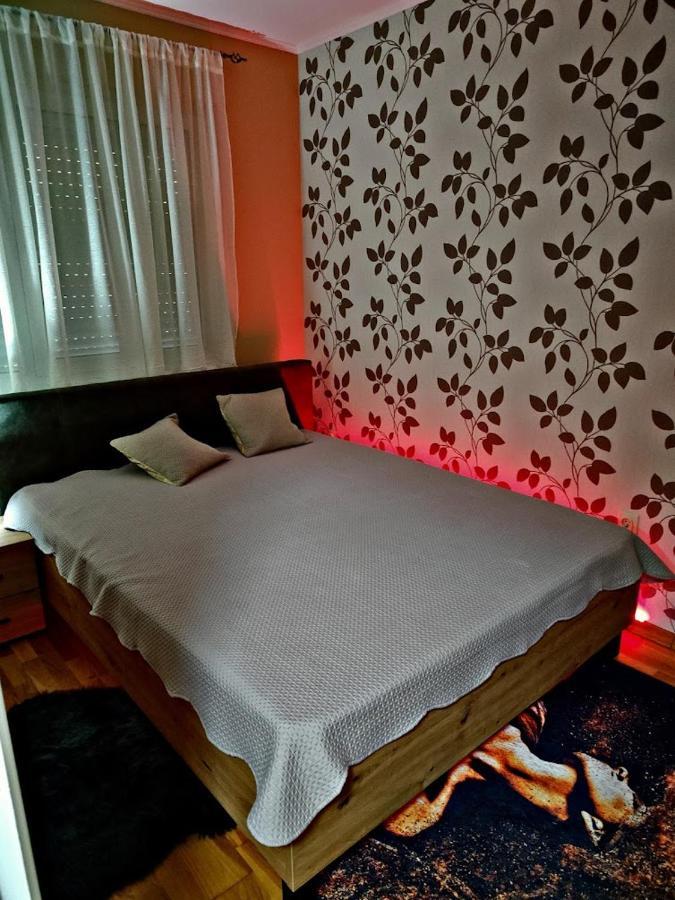 Apartman Espresso Sa Parkingom Sremska Mitrovica Exteriör bild