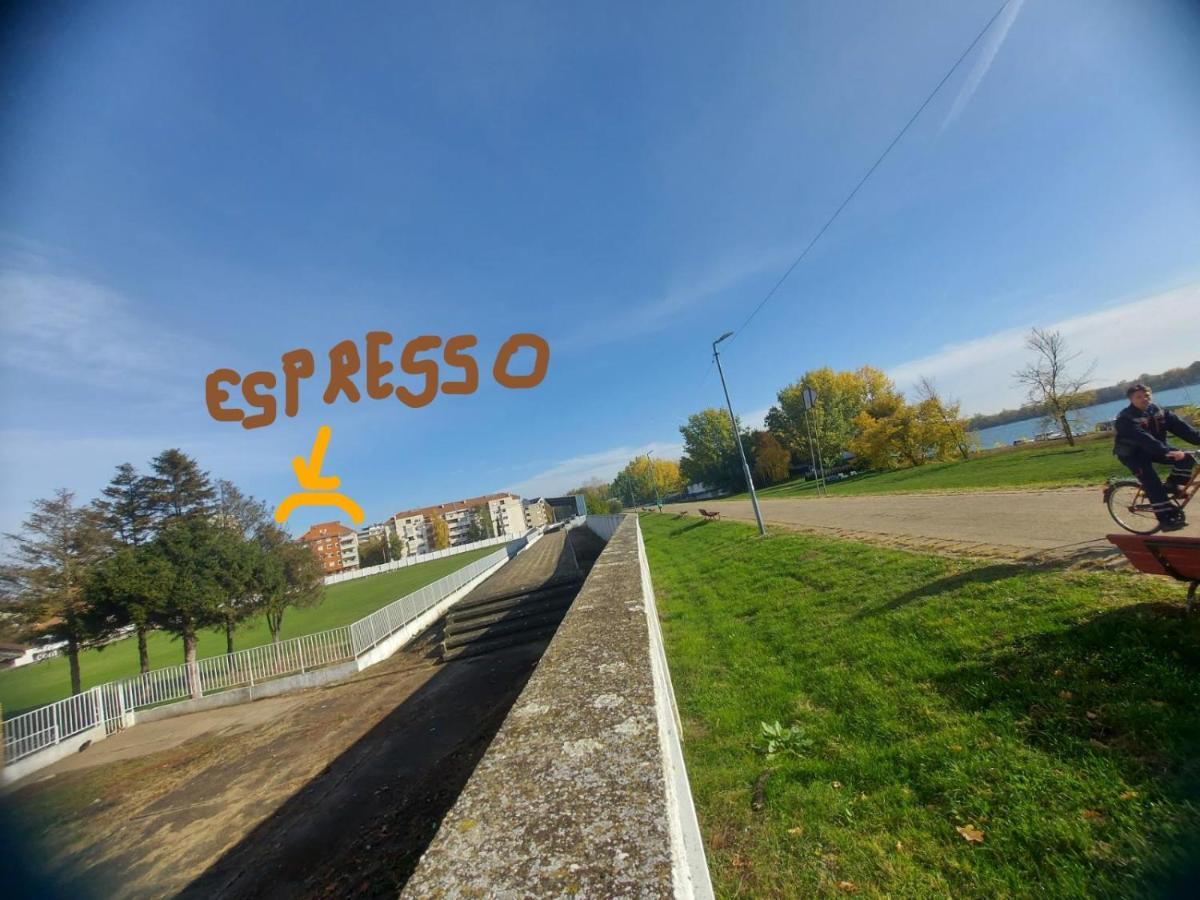 Apartman Espresso Sa Parkingom Sremska Mitrovica Exteriör bild